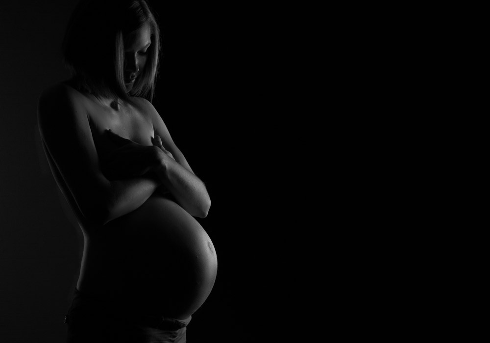Schwangerschaftsfoto-Babybauchfoto, Low Key, Teilakt, fotografiert vom Fotograf/Fotostudio