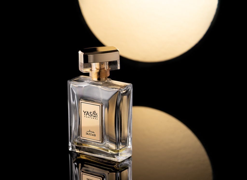 Hochwertige Produktfotografie eines luxuriösen Parfumflakons YAS Jazzab – stilvoll inszeniert mit Lichtreflexionen auf schwarzem Hintergrund in Zürich