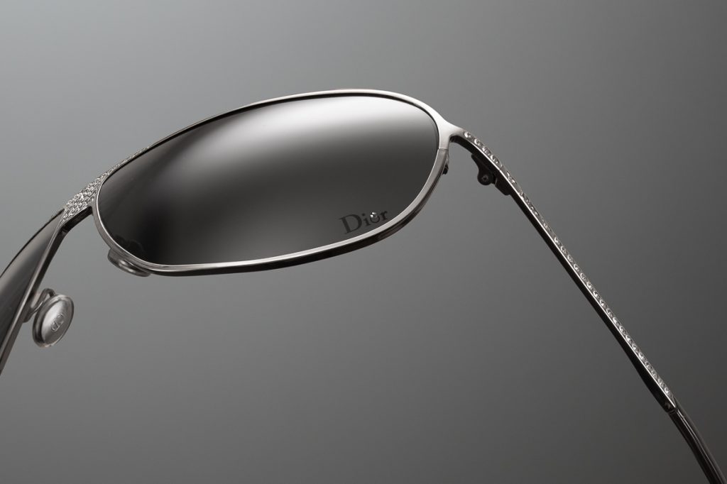 Nahaufnahme einer Dior Sonnenbrille mit glänzendem Metallrahmen und dunklen Gläsern – Produktfotografie von Ramon Riesen in Zürich