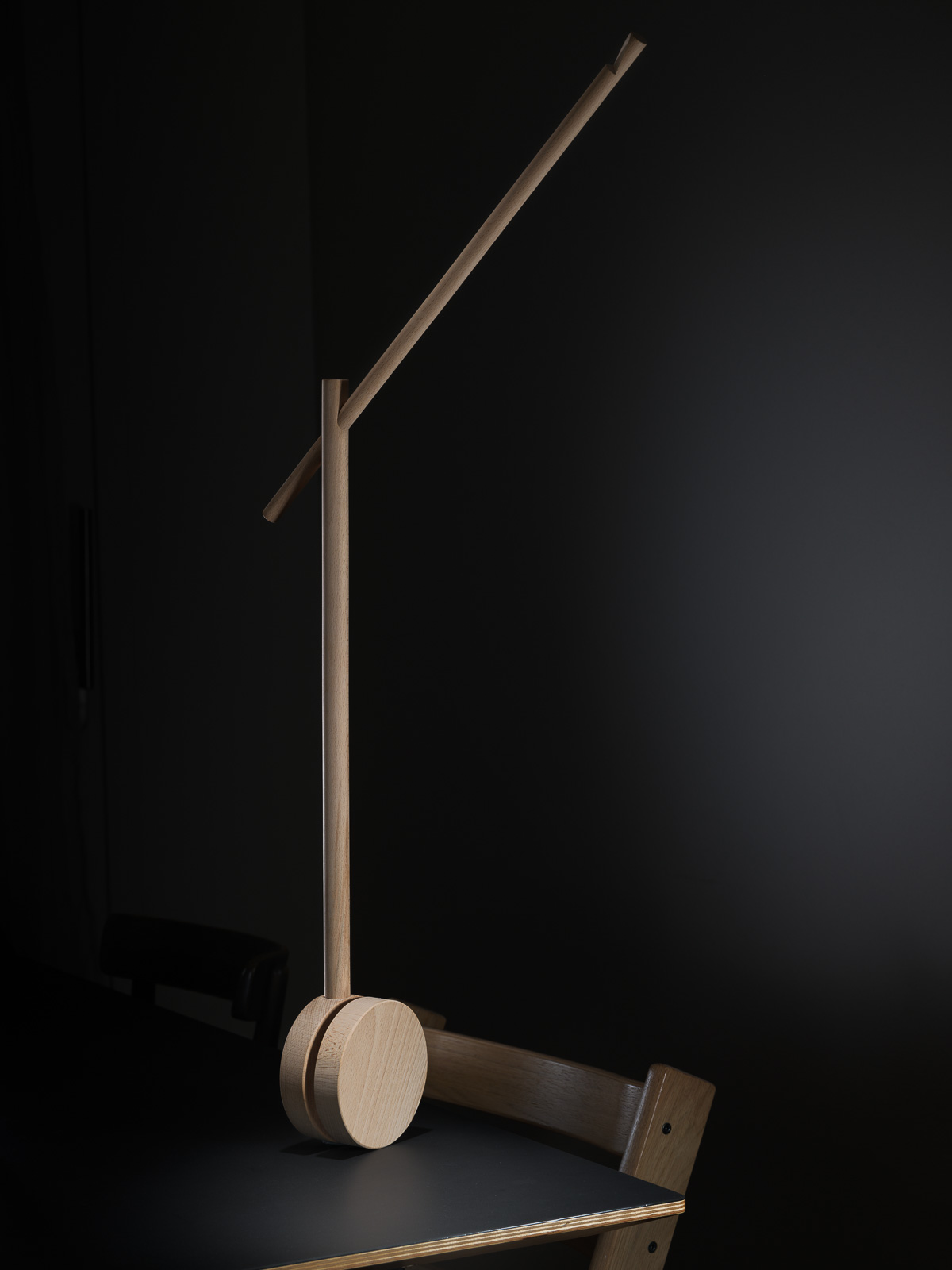Sebra Mobilehalter aus Holz am Kinderbett – Still Life Produktfotografie